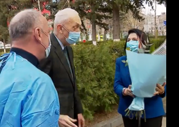 თენგიზ ცერცვაძემ სალომე ზურაბიშვილს ვაქცინაციამდე ყვავილები აჩუქა