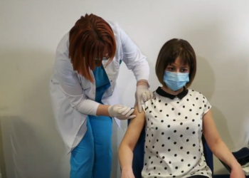 ეკატერინე ტიკარაძე პირდაპირ ეთერში აიცრა