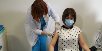 ეკატერინე ტიკარაძე პირდაპირ ეთერში აიცრა