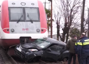 ზუგდიდში ავტომობილს მატარებელი დაეჯახა – პირველი კადრები ადგილიდან