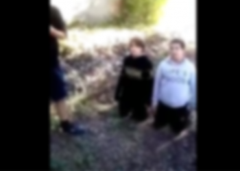 მშობლები დაჩოქილ მოზარდებს ერთმანეთისთვის ბოდიშის მოხდას აიძულებენ – კახეთი