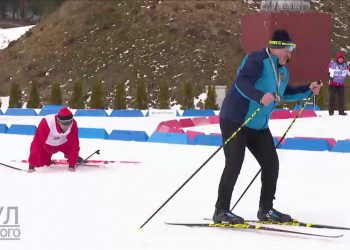 “დაუმარცხებელი” ლუკაშენკო თხილამურებზე შედგა და შეჯიბრში, მოწინააღმდეგის სამჯერ “წაქცევის” შემდეგ,  გაიმარჯვა