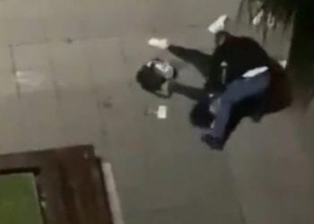 საზარელი კადრები თურქეთიდან – მამაკაცი ცოლს შუა ქუჩაში, ბავშვის თვალწინ სასტიკად უსწორდება