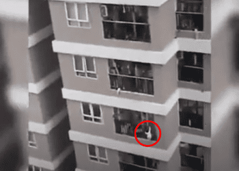 ვიეტნამში კურიერმა დაიჭირა გოგონა, რომელიც მე -12 სართულიდან გადმოვარდა