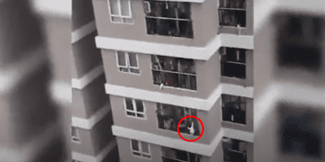 ვიეტნამში კურიერმა დაიჭირა გოგონა, რომელიც მე -12 სართულიდან გადმოვარდა