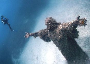 ზღვაში ჩაძირული ქრისტეს ქანდაკება