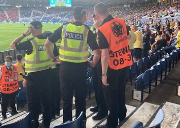 რუს გულშემატკივარს, რომელიც უკრაინის ფანებთან რუსეთის დროშით მივიდა, სცემეს