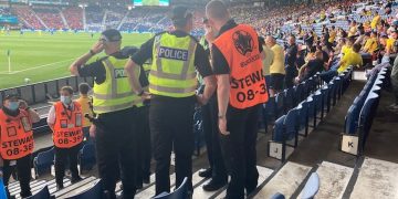 რუს გულშემატკივარს, რომელიც უკრაინის ფანებთან რუსეთის დროშით მივიდა, სცემეს