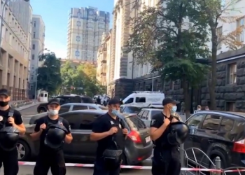 “მე მაქვს საბრძოლო ყუმბარა, გაიყვანეთ ხალხი” – უკრაინაში მთავრობის შენობაში მამაკაცი ხელყუმბარის აფეთქებით იმუქრება – სპეცრაზმი შტურმისთვის ემზადება