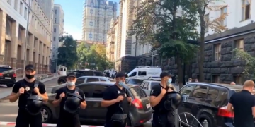 “მე მაქვს საბრძოლო ყუმბარა, გაიყვანეთ ხალხი” – უკრაინაში მთავრობის შენობაში მამაკაცი ხელყუმბარის აფეთქებით იმუქრება – სპეცრაზმი შტურმისთვის ემზადება