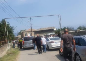 ზურაბ ზვიადაურის ძმის დაკრძალვაზე ბადრაგების თანხლებით მიიყვანეს