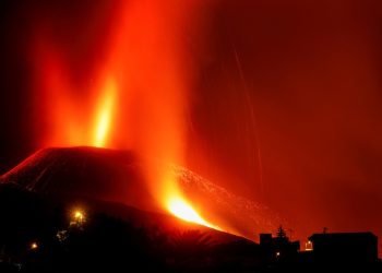 ესპანეთში ვულკანიდან ამოფრქვეულმა ლავამ ოკეანემდე მიაღწია – ტოქსიკური გაზის წარმოქმნის საფრთხე გაჩნდა