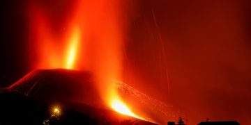 ესპანეთში ვულკანიდან ამოფრქვეულმა ლავამ ოკეანემდე მიაღწია – ტოქსიკური გაზის წარმოქმნის საფრთხე გაჩნდა