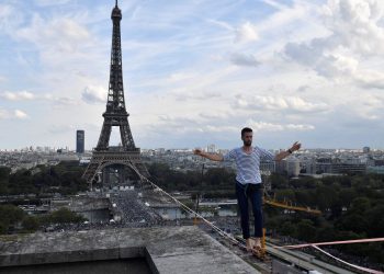 შოკისმომგვრელი სანახაობა – ეიფელის კოშკსა და შაიოს თეატრს შორის გაბმულ ბაგირზე ახალგაზრდამ 670 მეტრი გაიარა