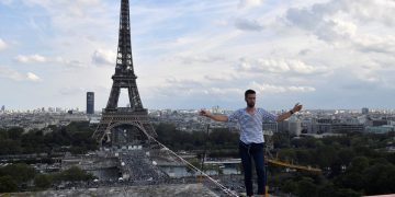 შოკისმომგვრელი სანახაობა – ეიფელის კოშკსა და შაიოს თეატრს შორის გაბმულ ბაგირზე ახალგაზრდამ 670 მეტრი გაიარა