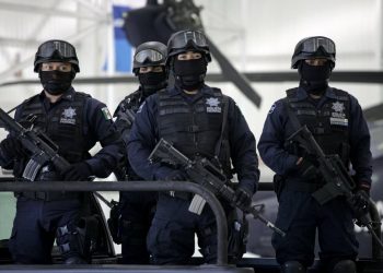 შოკისმომგვრელი კადრები: მექსიკაში, პოლიციის ფორმაში გადაცმულმა შეიარაღებულმა პირებმა, ნარკობარონი ციხიდან გააქციეს