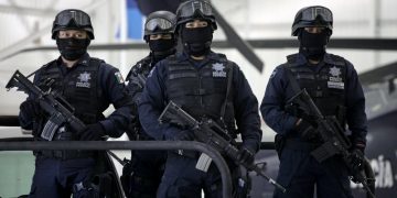 შოკისმომგვრელი კადრები: მექსიკაში, პოლიციის ფორმაში გადაცმულმა შეიარაღებულმა პირებმა, ნარკობარონი ციხიდან გააქციეს