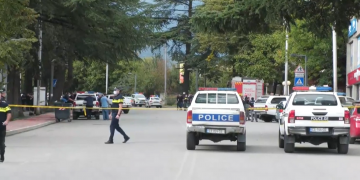 „საქართველოს ბანკში“ შეჭრილი მამაკაცი ნახევარ მილიონ ლარს ითხოვს