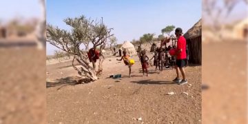 ქართველმა მოგზაურმა აფრიკაში, ჰიმბას ტომის ბავშვებს ოცნება აუსრულა – ნახე პოზიტიური ვიდეო