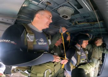 თავდაცვის მინისტრმა საპარაშუტო ხტომა განახორციელა