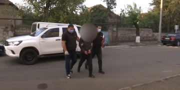 პირი, რომელიც დმანისში ენმ-ის აქტივისტების დაჭრის ფაქტზე დააკავეს, “ქართული ოცნების” მაჟორიტარობის კანდიდატის შვილია