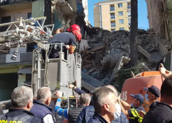 12 წლის ბავშვია ნანგრევებში, არ პასუხობს ტელეფონს” – რას ამბობს ქალი, რომელიც ნანგრევები ოჯახის სამ წევრს ეძებს