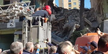 12 წლის ბავშვია ნანგრევებში, არ პასუხობს ტელეფონს” – რას ამბობს ქალი, რომელიც ნანგრევები ოჯახის სამ წევრს ეძებს