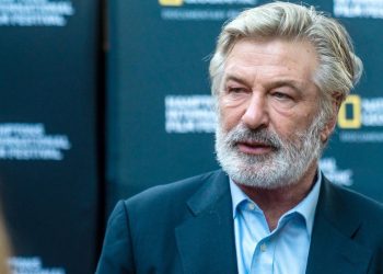 ალეკ ბოლდუინის მიერ გადასაღებ მოედანზე ცეცხლსასროლი იარაღიდან გასროლილმა ტყვიამ ოპერატორი იმსხვერპლა, დაჭრილია ფილმის რეჟისორიც