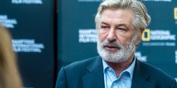 ალეკ ბოლდუინის მიერ გადასაღებ მოედანზე ცეცხლსასროლი იარაღიდან გასროლილმა ტყვიამ ოპერატორი იმსხვერპლა, დაჭრილია ფილმის რეჟისორიც