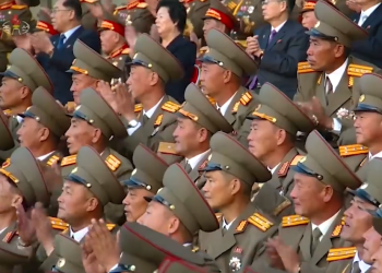 თავით დამტვრეული ბეტონის ფილები, სხვადასხვა აკრობატული ილეთები – ჩრდილოეთ კორეაში, ჯარისკაცებმა კიმ ჩენ ინისთვის სანახაობა მოაწყვეს