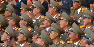 თავით დამტვრეული ბეტონის ფილები, სხვადასხვა აკრობატული ილეთები – ჩრდილოეთ კორეაში, ჯარისკაცებმა კიმ ჩენ ინისთვის სანახაობა მოაწყვეს