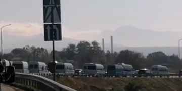 რა ხდება თბილისისკენ მომავალ გზაზე, სადაც „ქართული ოცნების” მხარდამჭერების კოლონა მოემართება