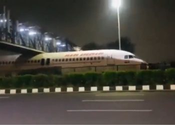 ინდოეთის დედაქალაქში სამგზავრო თვითმფრინავი ხიდის ქვეშ გაიჭედა