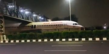 ინდოეთის დედაქალაქში სამგზავრო თვითმფრინავი ხიდის ქვეშ გაიჭედა