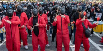 სამხრეთ კორეაში “კალმარის თამაშის” ფორმებით მასობრივი პროტესტი მოეწყო