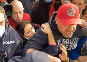 “ნუ მეკაჩავები… ” – ზურა ჯაფარიძე სამართალდამცველს დაუპირისპირდა