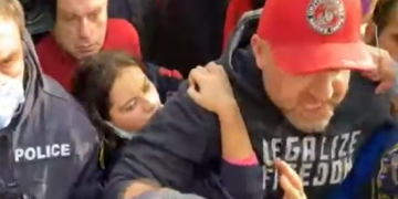 “ნუ მეკაჩავები… ” – ზურა ჯაფარიძე სამართალდამცველს დაუპირისპირდა