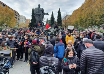 რა ხდება ვაჟა-ფშაველას ძეგლთან, სადაც ოპოზიცია აქციას მართავს
