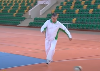 თურქმენეთის პრეზიდენტმა მინისტრებთან ფუტსალი ითამაშა