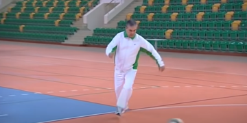 თურქმენეთის პრეზიდენტმა მინისტრებთან ფუტსალი ითამაშა