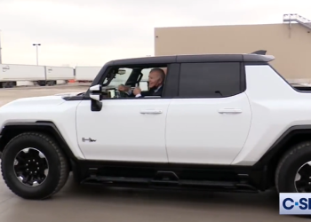 “ვინმეს ხომ არ სურს უკანა სავარძელზე დაჯდომა” – 78 წლის ჯო ბაიდენის ტესტ დრაივი