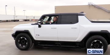 “ვინმეს ხომ არ სურს უკანა სავარძელზე დაჯდომა” – 78 წლის ჯო ბაიდენის ტესტ დრაივი