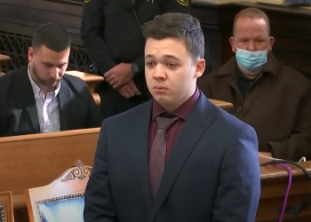 2 ადამიანის მკვლელობაში ბრალდებული 18 წლის მოზარდის ემოცია, როდესაც ის უდანაშაულოდ ცნეს