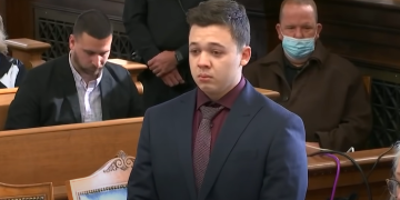 2 ადამიანის მკვლელობაში ბრალდებული 18 წლის მოზარდის ემოცია, როდესაც ის უდანაშაულოდ ცნეს