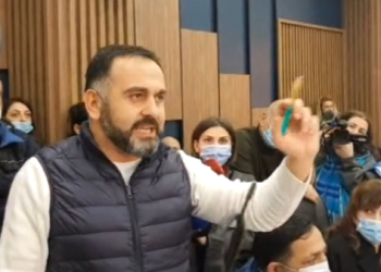 (VIDEO) მირდატ ქამადაძემ საკრებულოს სხდომაზე სუნიანი ნივთიერება გაუშვა – სხდომა შეჩერდა