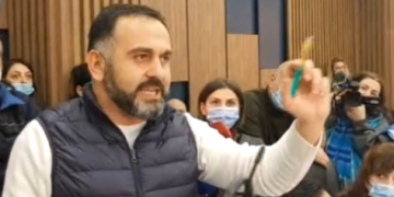 (VIDEO) მირდატ ქამადაძემ საკრებულოს სხდომაზე სუნიანი ნივთიერება გაუშვა – სხდომა შეჩერდა