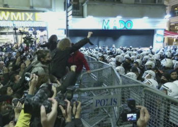 თურქეთში ქალთა ძალადობის წინააღმდეგ გამართული საპროტესტო აქცია სპეცრაზმმა ცრემლსადენი გაზის გამოყენებით დაშალა