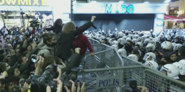 თურქეთში ქალთა ძალადობის წინააღმდეგ გამართული საპროტესტო აქცია სპეცრაზმმა ცრემლსადენი გაზის გამოყენებით დაშალა