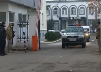 მიხეილ სააკაშვილი სასამართლოში გადაჰყავთ? – გორის ჰოსპიტალიდან ესკორტი გამოვიდა