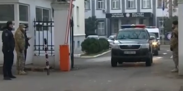 მიხეილ სააკაშვილი სასამართლოში გადაჰყავთ? – გორის ჰოსპიტალიდან ესკორტი გამოვიდა